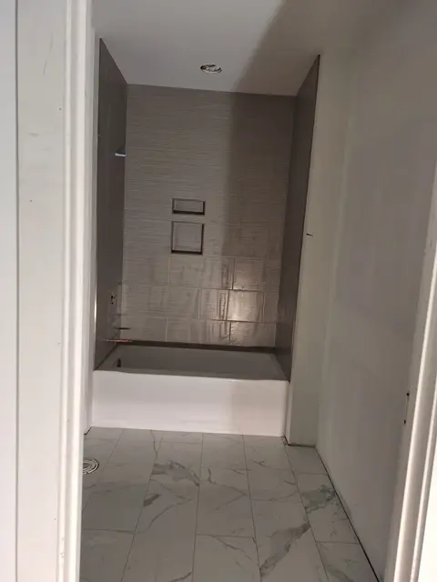 Bathroom with tiled tub surround and marble-look tile floor, Kings Mountain Tile project in North Carolina